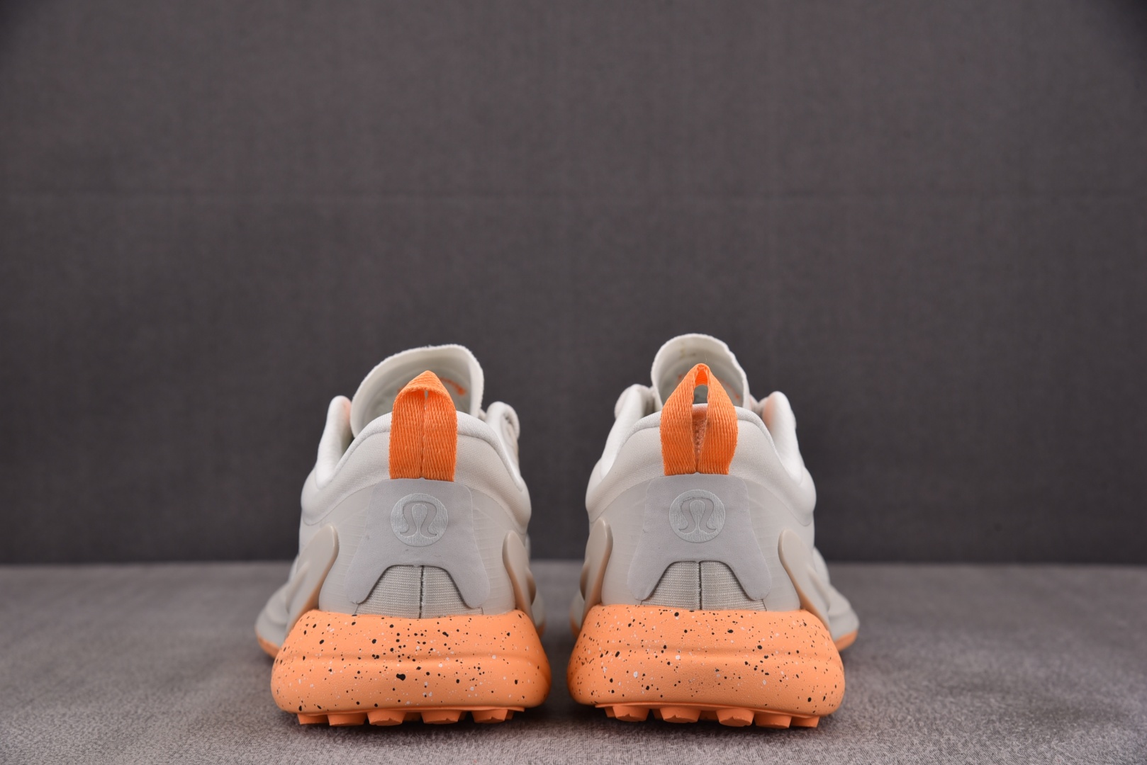 Lulu 尺码36-44

纯原版出品-Lululemon Blissfeel Trail 灰橙 YZ0