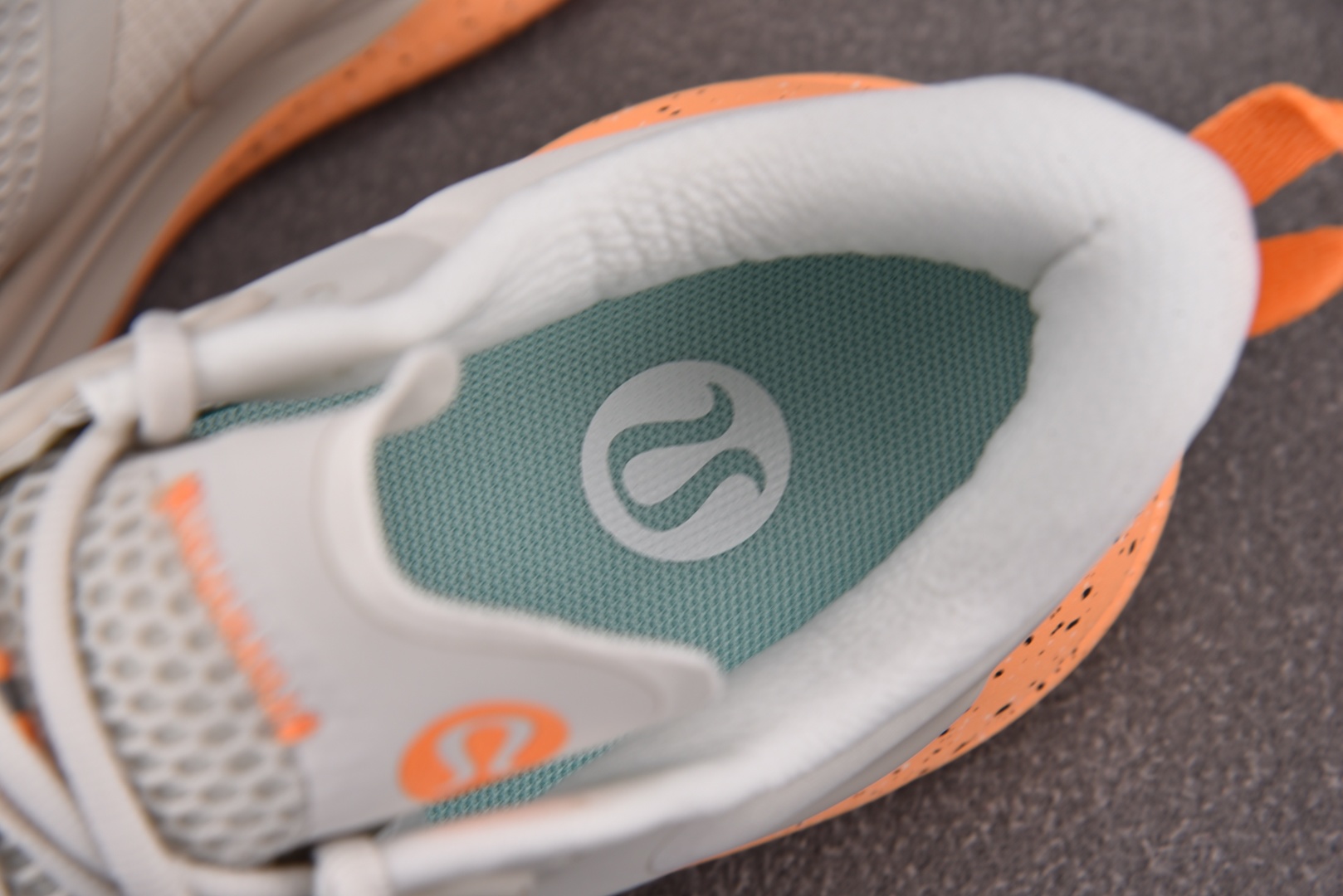 Lulu 尺码36-44

纯原版出品-Lululemon Blissfeel Trail 灰橙 YZ0