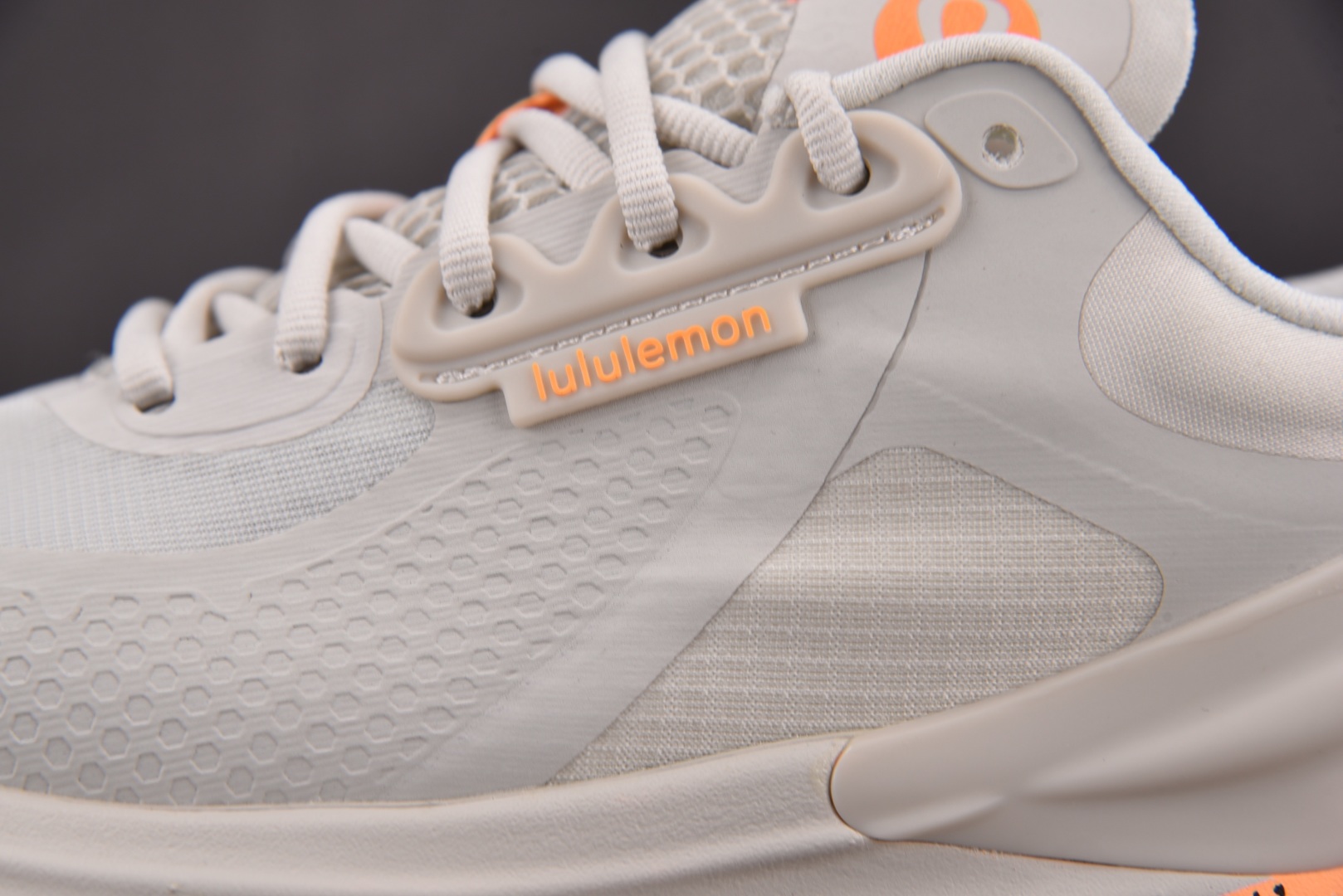 Lulu 尺码36-44

纯原版出品-Lululemon Blissfeel Trail 灰橙 YZ0