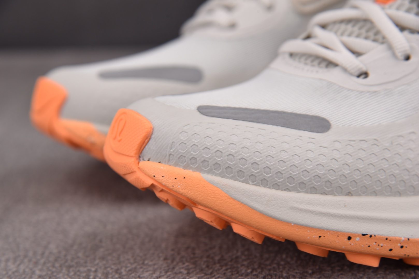 Lulu 尺码36-44

纯原版出品-Lululemon Blissfeel Trail 灰橙 YZ0