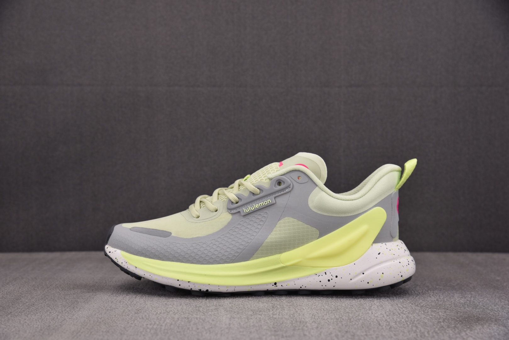 Lulu 尺码36-44

纯原版出品-Lululemon Blissfeel Trail 灰绿 YZ0