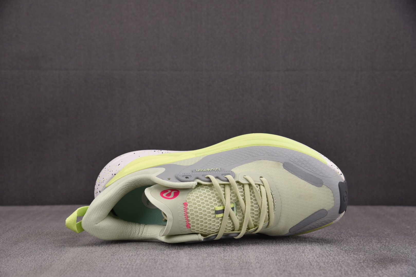 Lulu 尺码36-44

纯原版出品-Lululemon Blissfeel Trail 灰绿 YZ0