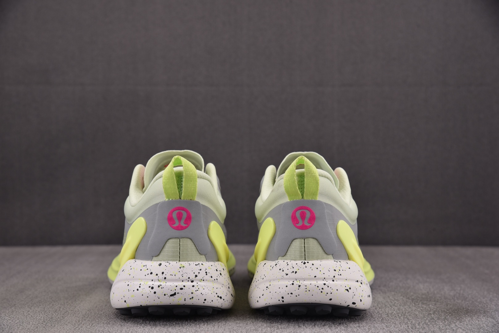 Lulu 尺码36-44

纯原版出品-Lululemon Blissfeel Trail 灰绿 YZ0