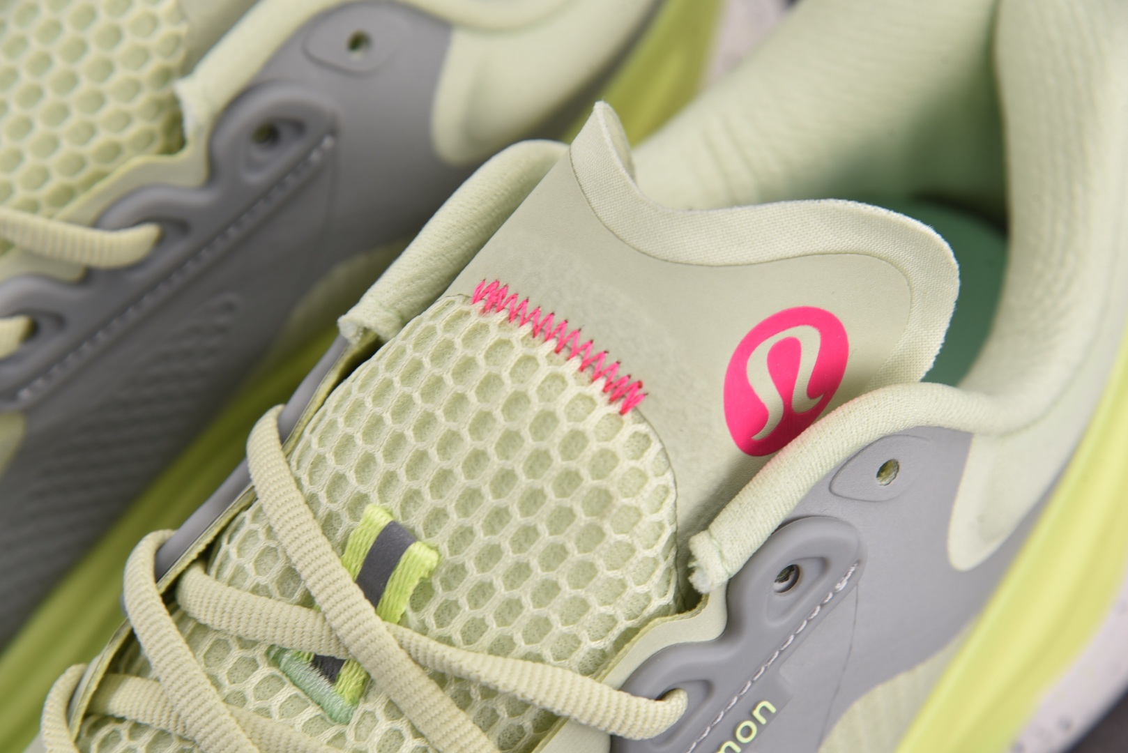 Lulu 尺码36-44

纯原版出品-Lululemon Blissfeel Trail 灰绿 YZ0