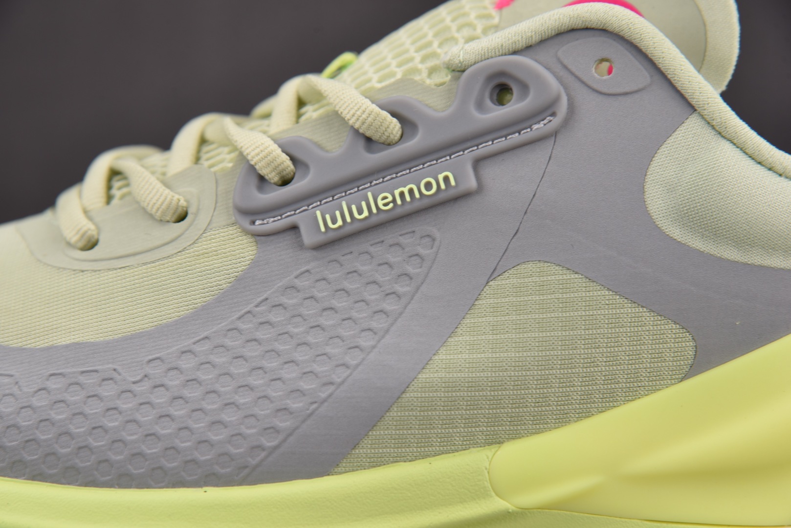 Lulu 尺码36-44

纯原版出品-Lululemon Blissfeel Trail 灰绿 YZ0