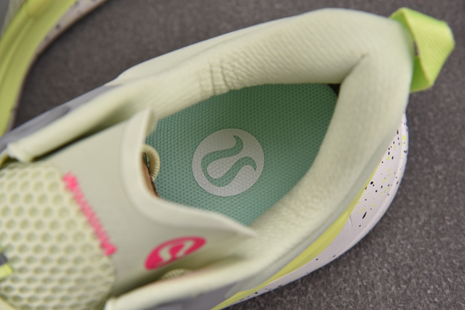 Lulu 尺码36-44

纯原版出品-Lululemon Blissfeel Trail 灰绿 YZ0