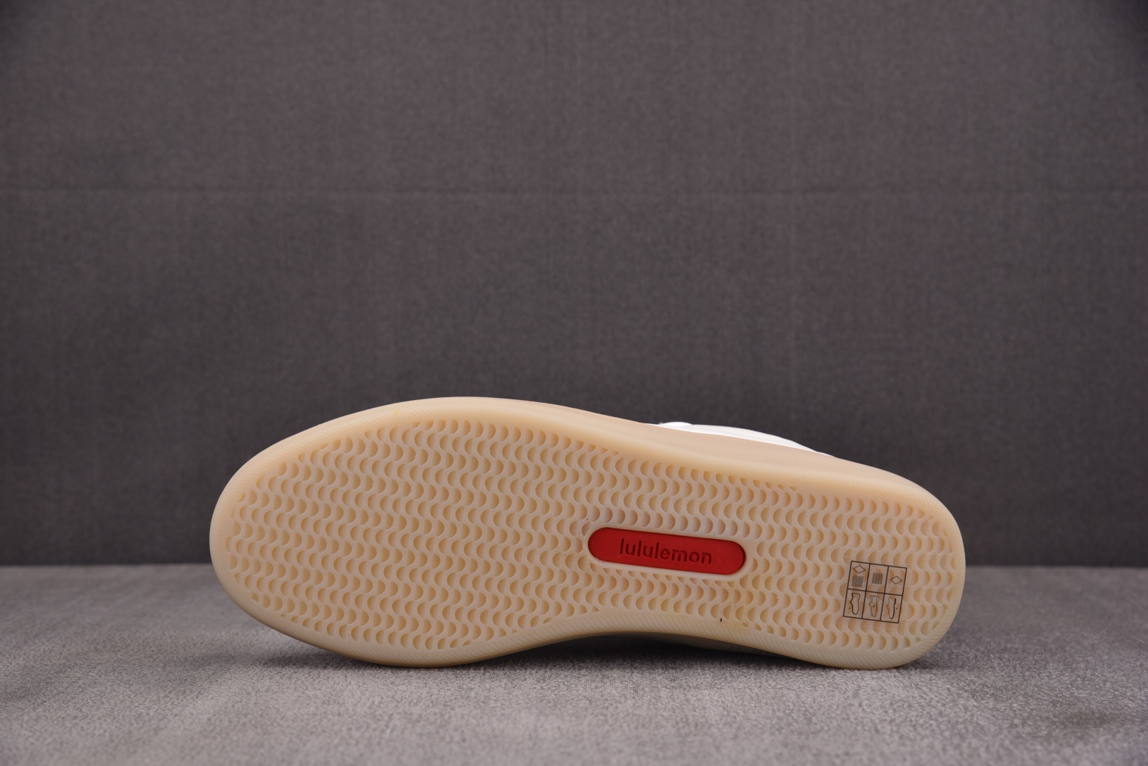 Lulu 尺码36-44

纯原版出品-Lululemon Cityverse 露露乐蒙城市系列 白红 