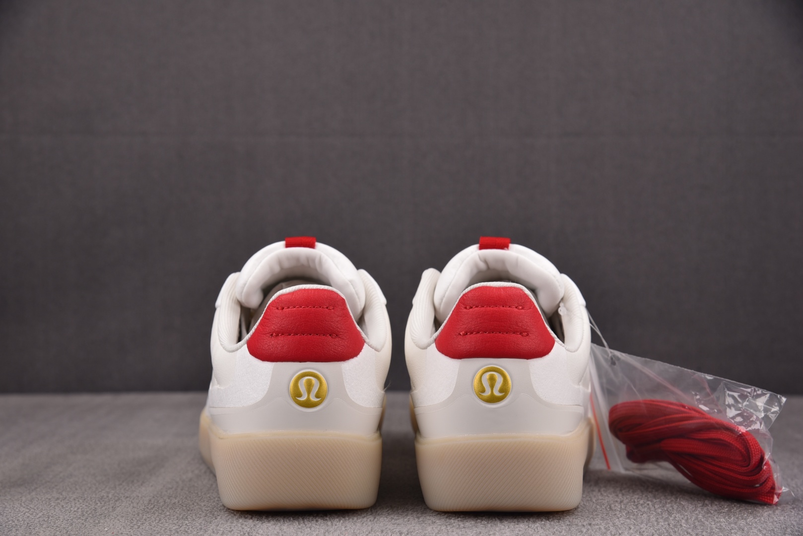 Lulu 尺码36-44

纯原版出品-Lululemon Cityverse 露露乐蒙城市系列 白红 