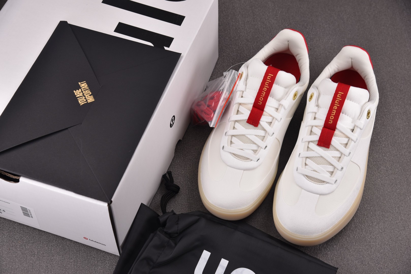Lulu 尺码36-44

纯原版出品-Lululemon Cityverse 露露乐蒙城市系列 白红 