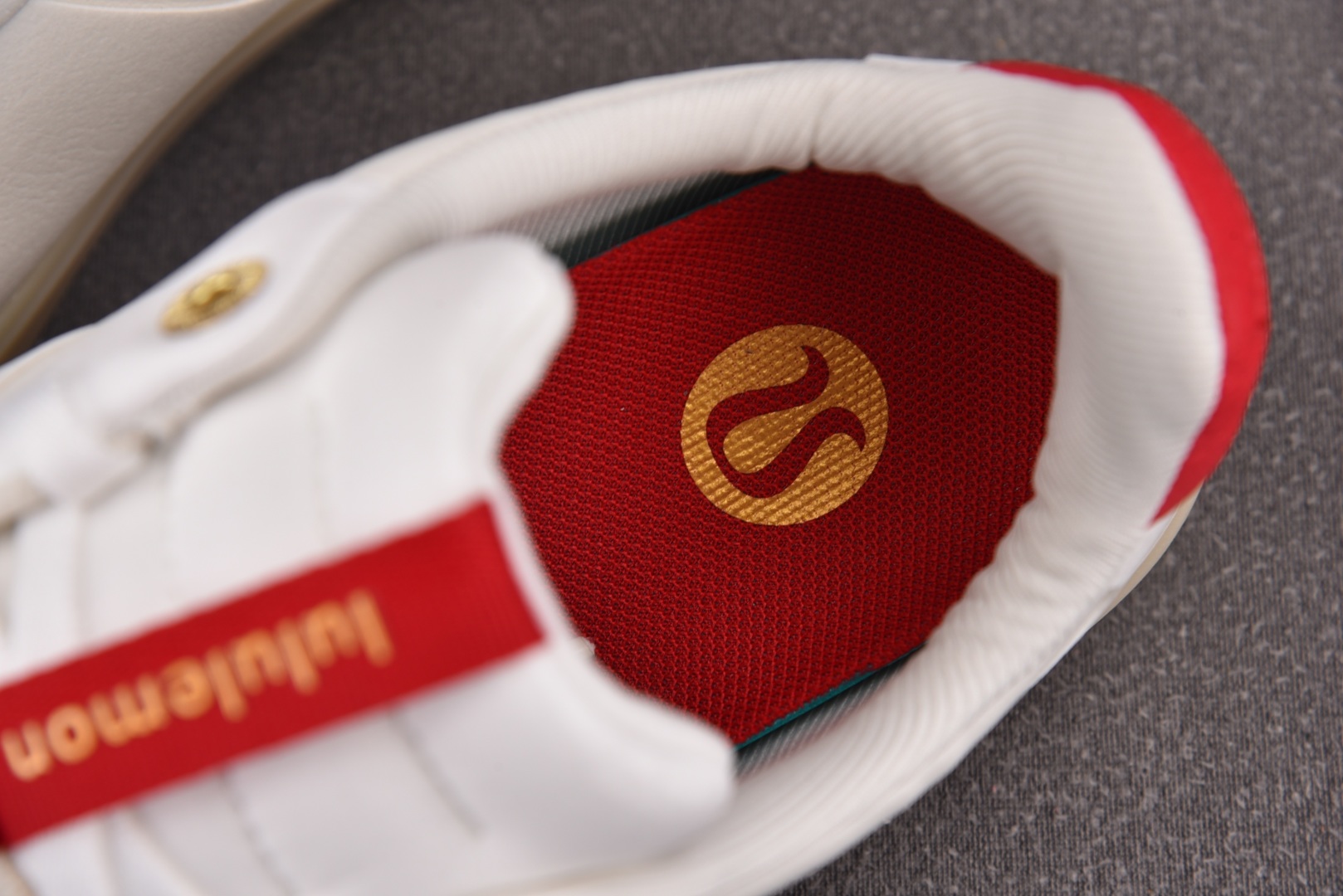 Lulu 尺码36-44

纯原版出品-Lululemon Cityverse 露露乐蒙城市系列 白红 