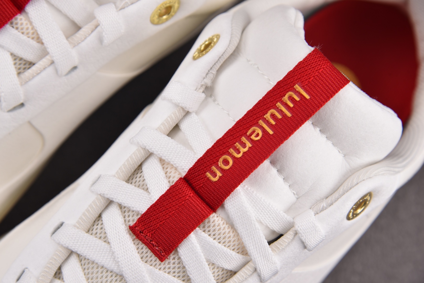 Lulu 尺码36-44

纯原版出品-Lululemon Cityverse 露露乐蒙城市系列 白红 