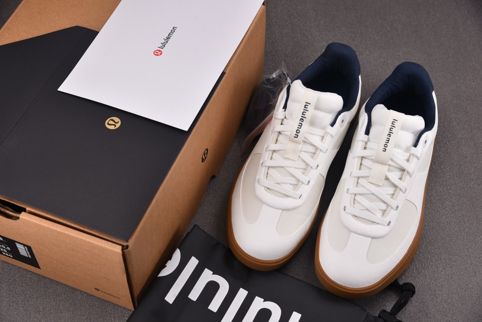 Lulu 尺码36-44

纯原版出品-Lululemon Cityverse 露露乐蒙城市系列 白色 