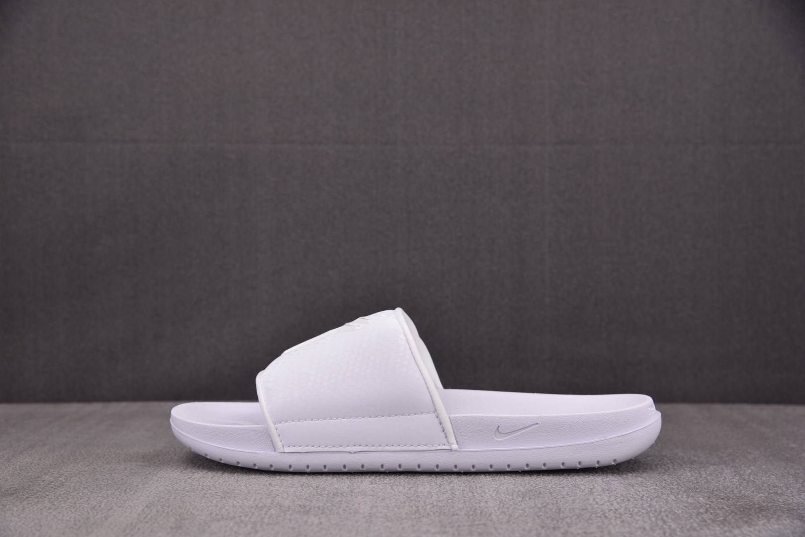 拖鞋 尺码38-48.5

纯原版出品-Kobe Offcourt Slide TriPle White