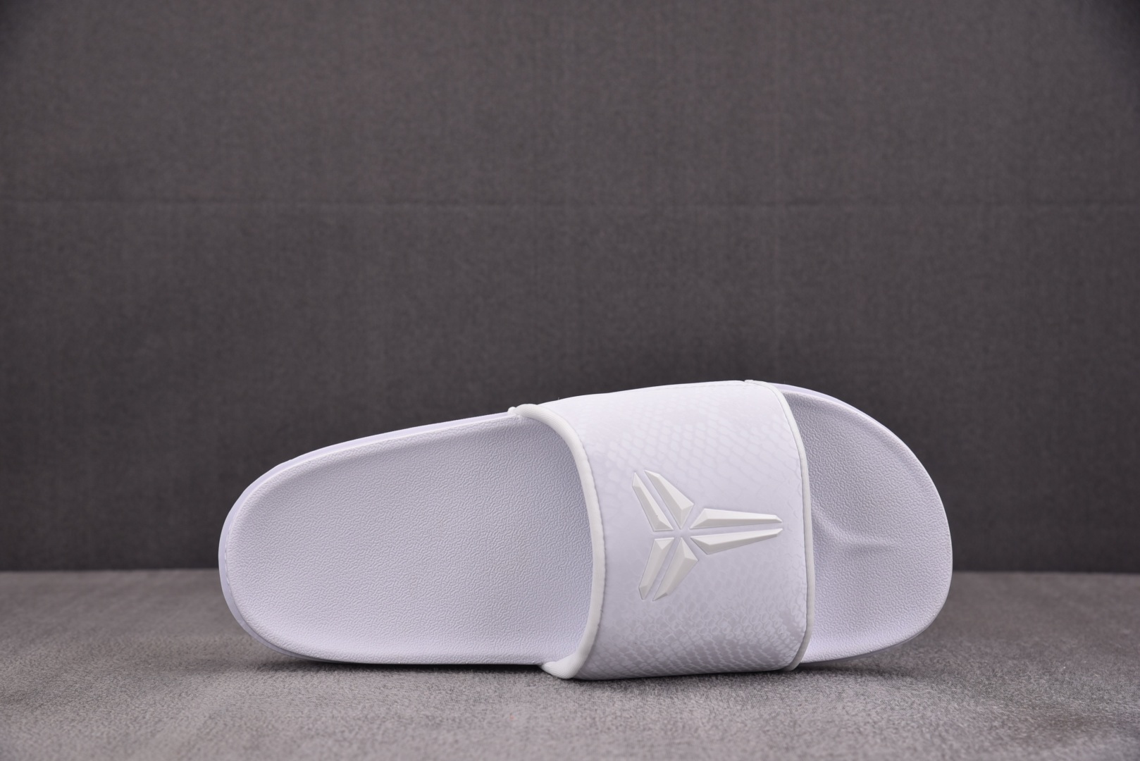 拖鞋 尺码38-48.5

纯原版出品-Kobe Offcourt Slide TriPle White