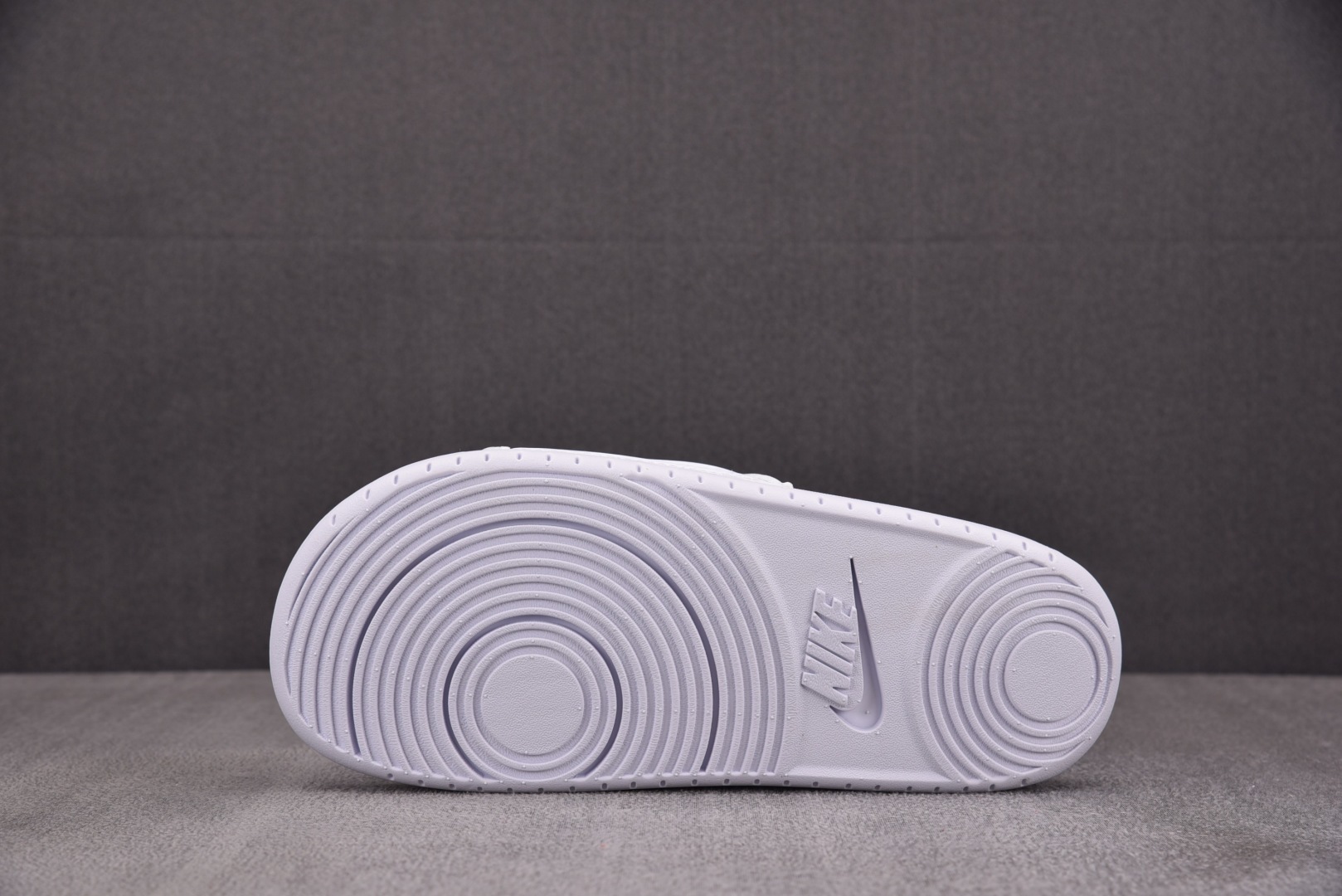 拖鞋 尺码38-48.5

纯原版出品-Kobe Offcourt Slide TriPle White