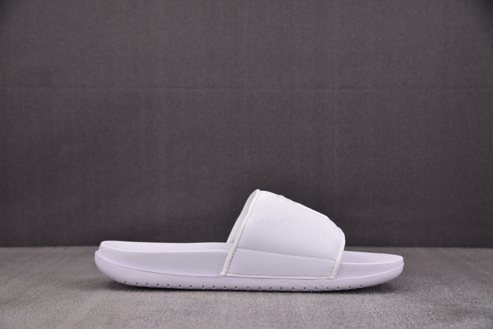 拖鞋 尺码38-48.5

纯原版出品-Kobe Offcourt Slide TriPle White