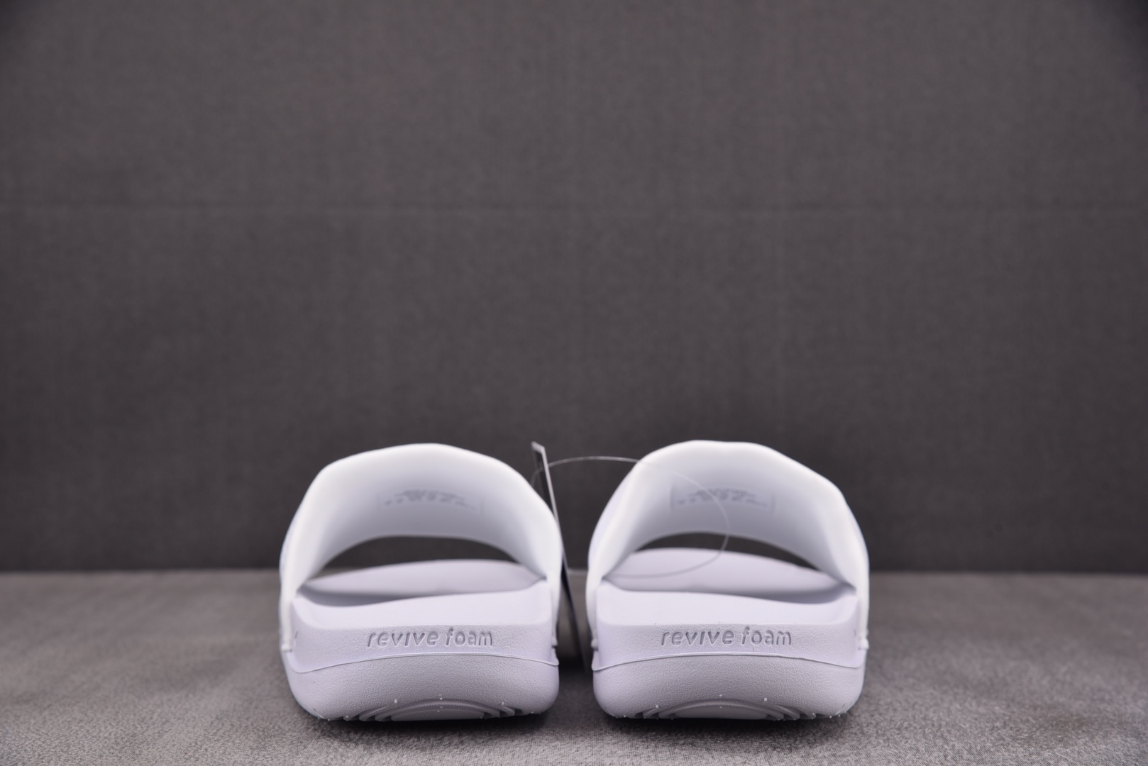 拖鞋 尺码38-48.5

纯原版出品-Kobe Offcourt Slide TriPle White
