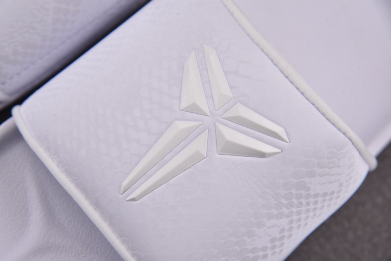 拖鞋 尺码38-48.5

纯原版出品-Kobe Offcourt Slide TriPle White
