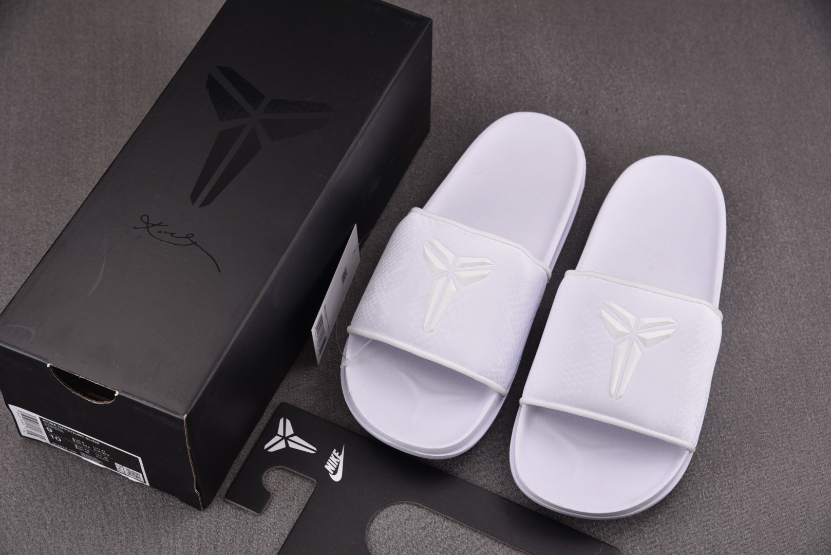 拖鞋 尺码38-48.5

纯原版出品-Kobe Offcourt Slide TriPle White