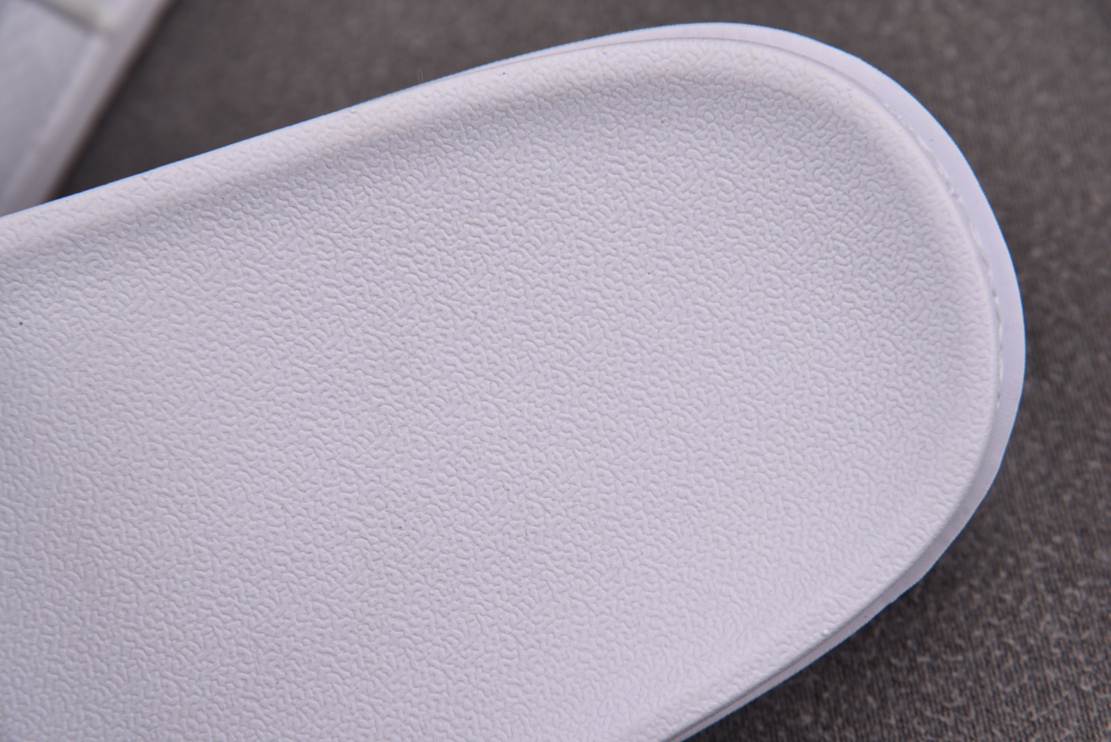 拖鞋 尺码38-48.5

纯原版出品-Kobe Offcourt Slide TriPle White