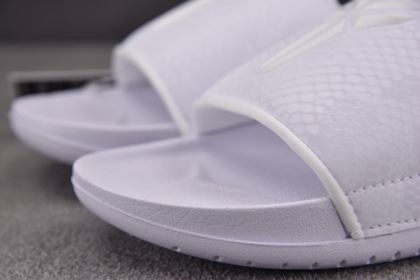 拖鞋 尺码38-48.5

纯原版出品-Kobe Offcourt Slide TriPle White