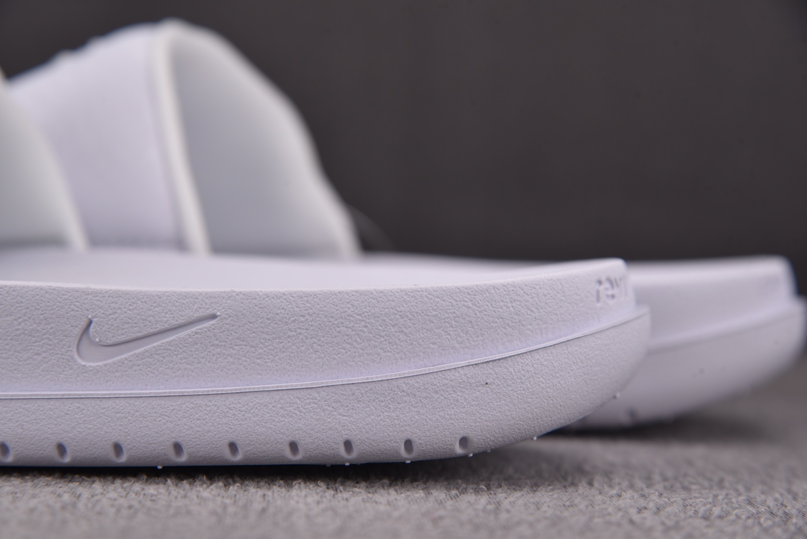 拖鞋 尺码38-48.5

纯原版出品-Kobe Offcourt Slide TriPle White