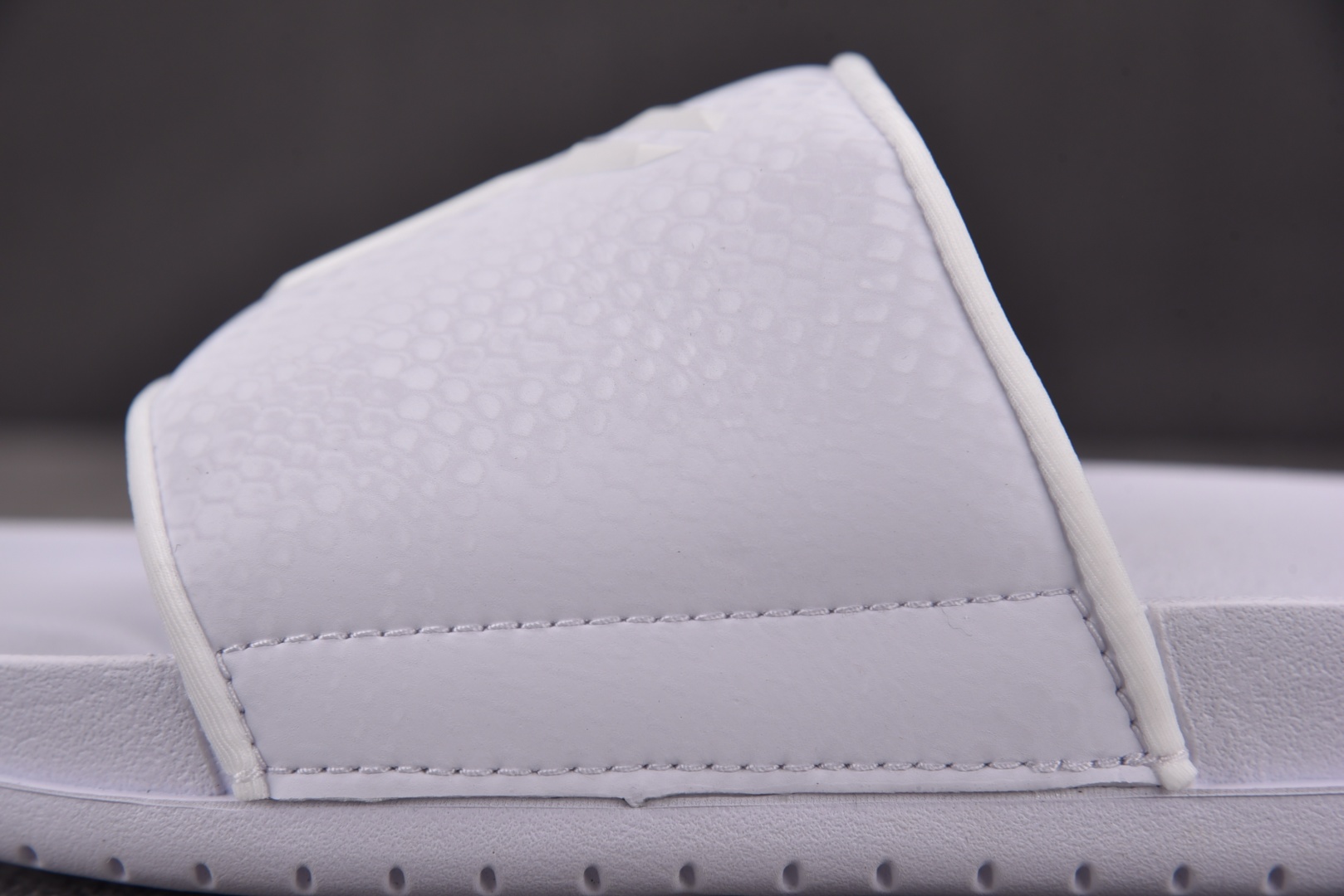 拖鞋 尺码38-48.5

纯原版出品-Kobe Offcourt Slide TriPle White