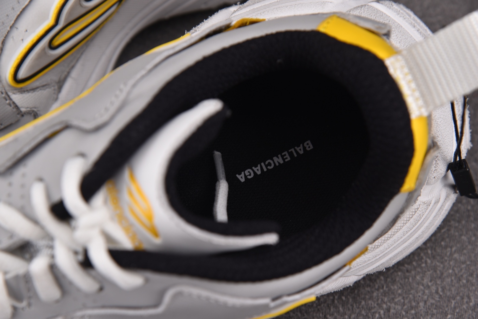 巴黎 尺码35-46

纯原出品-Balenciaga Monday 灰黄白 YZ018-5
尺码 35