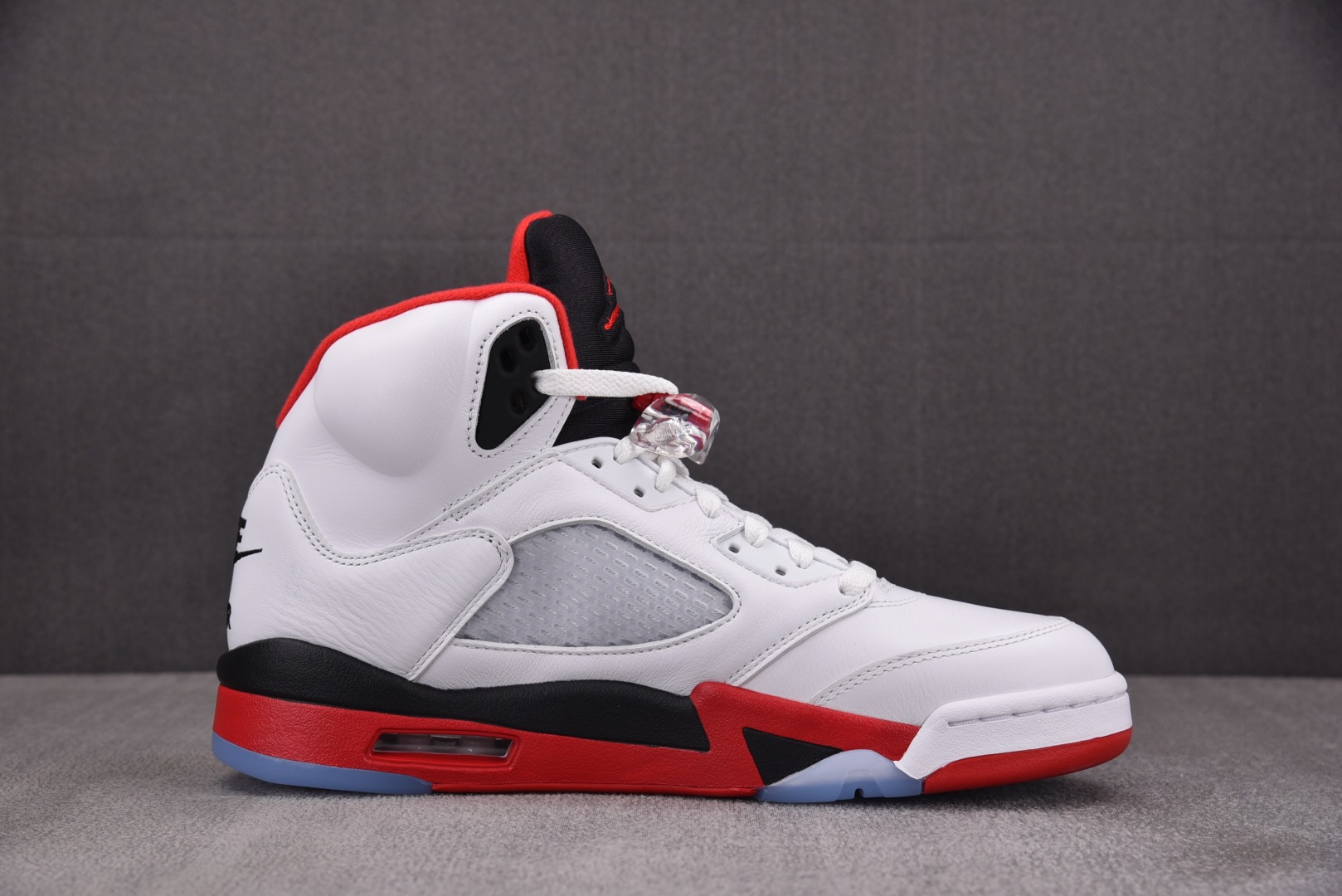 AJ5 尺码40.5-47.5

纯原版出品-Air Jordan 5 Retro Fire Red B