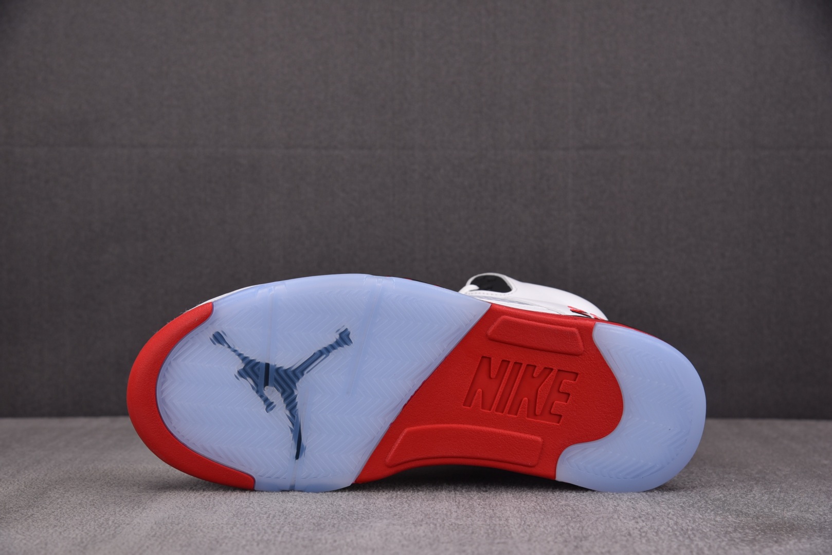 AJ5 尺码40.5-47.5

纯原版出品-Air Jordan 5 Retro Fire Red B