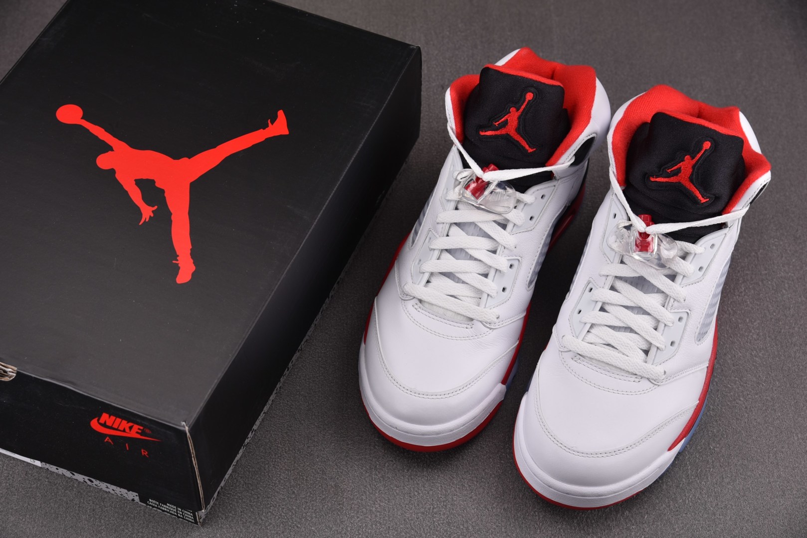 AJ5 尺码40.5-47.5

纯原版出品-Air Jordan 5 Retro Fire Red B