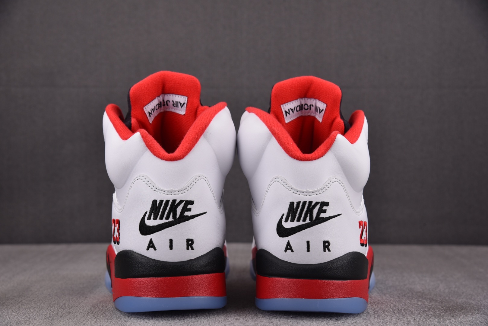 AJ5 尺码40.5-47.5

纯原版出品-Air Jordan 5 Retro Fire Red B