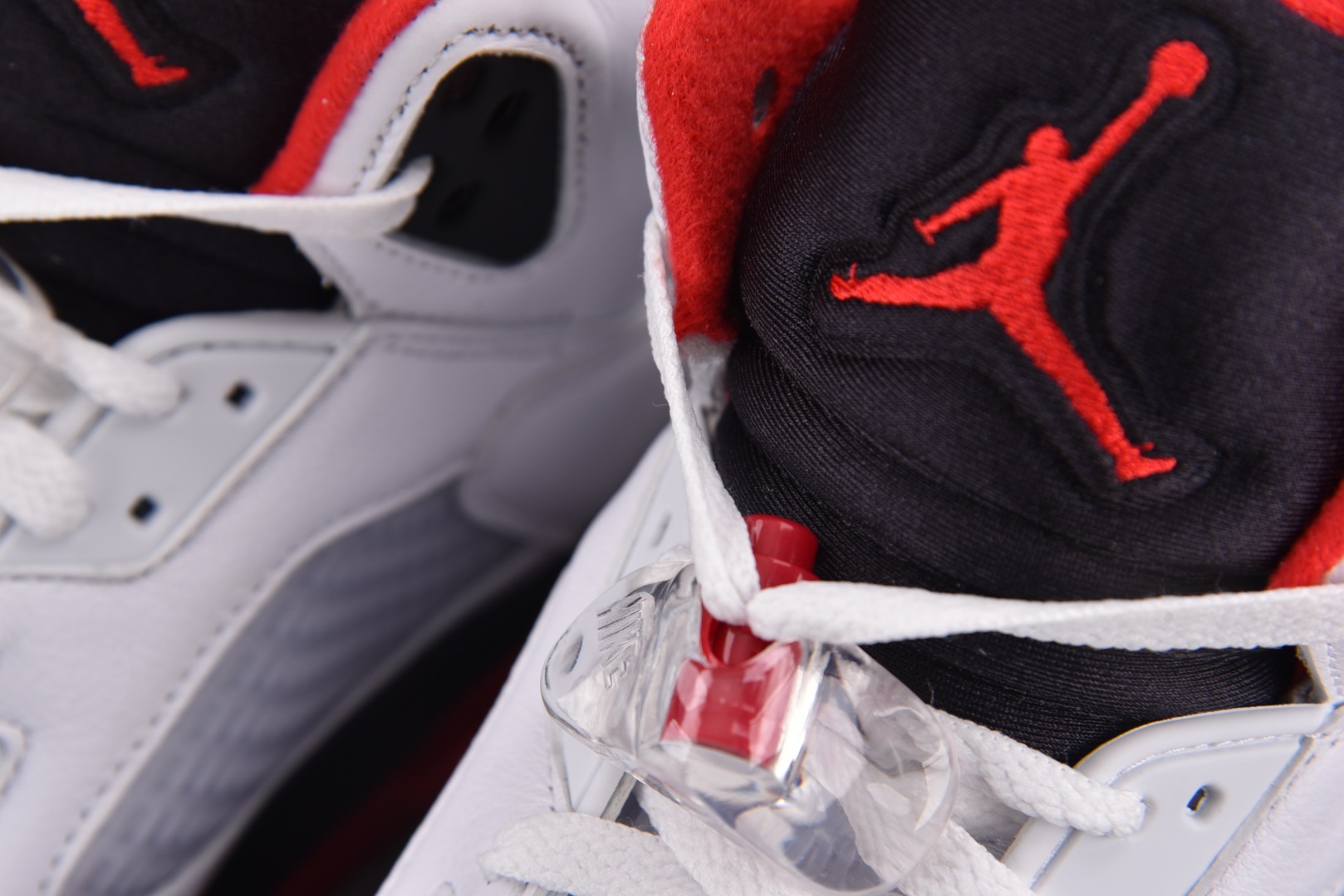AJ5 尺码40.5-47.5

纯原版出品-Air Jordan 5 Retro Fire Red B