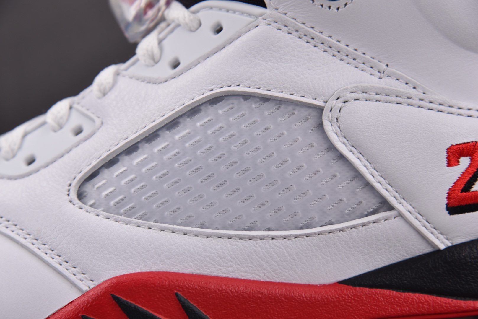 AJ5 尺码40.5-47.5

纯原版出品-Air Jordan 5 Retro Fire Red B