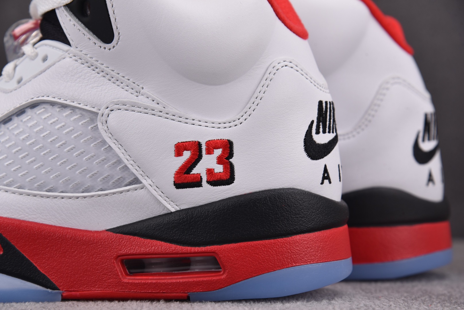 AJ5 尺码40.5-47.5

纯原版出品-Air Jordan 5 Retro Fire Red B