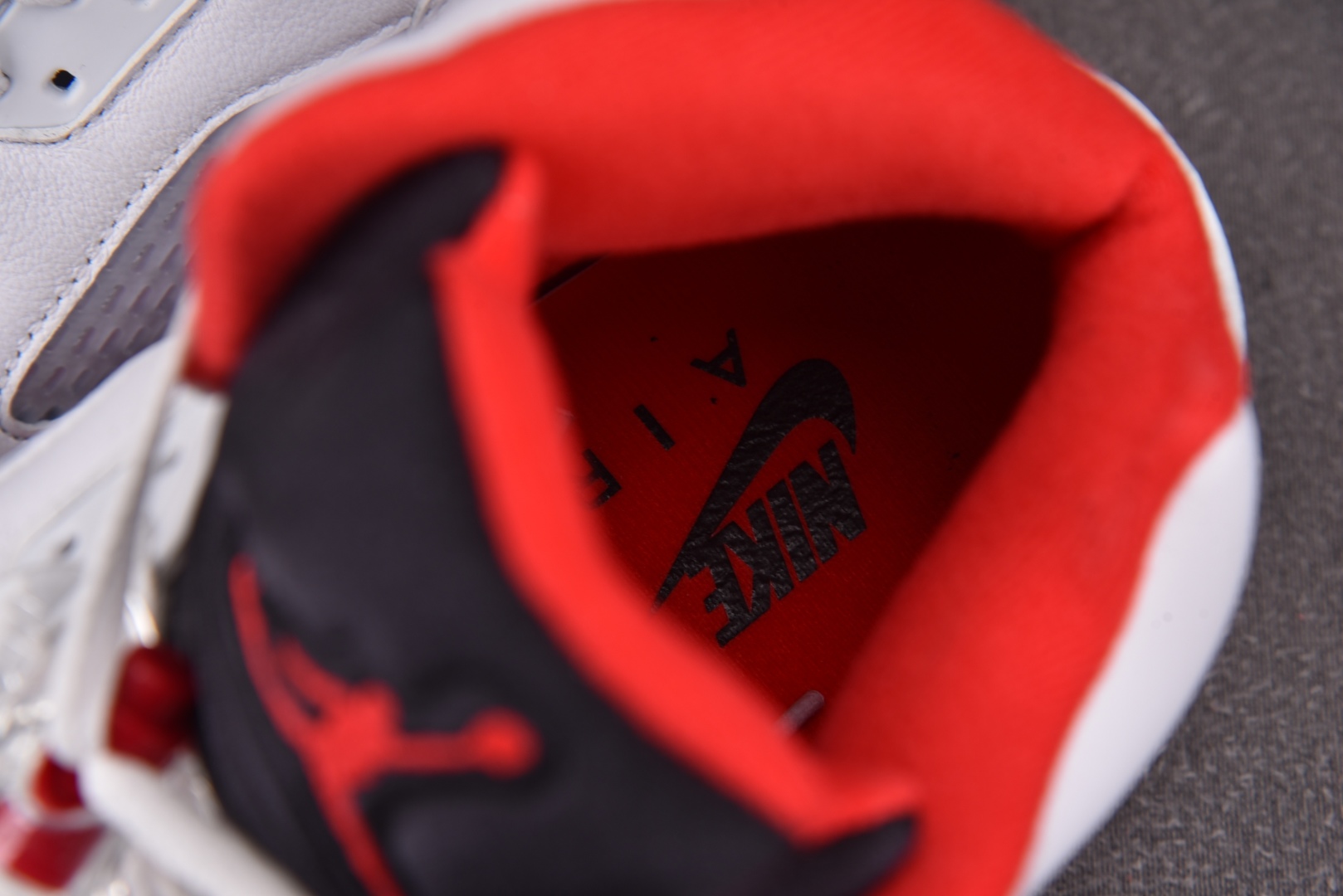 AJ5 尺码40.5-47.5

纯原版出品-Air Jordan 5 Retro Fire Red B