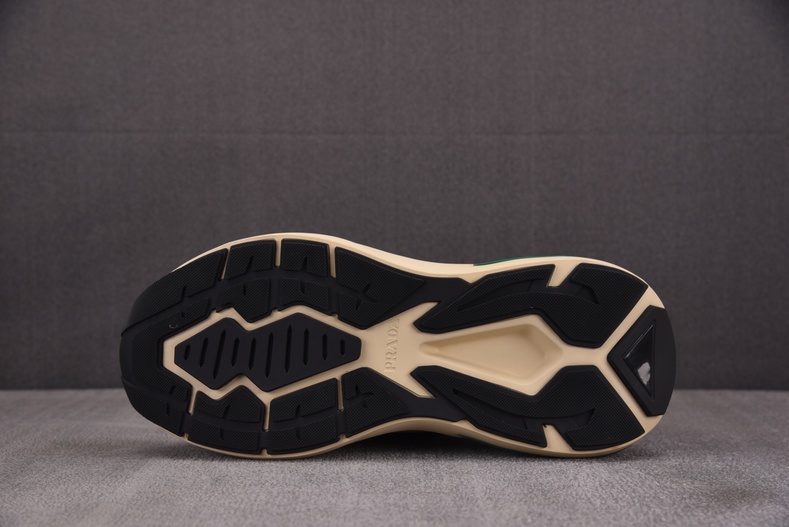 普拉达 尺码38-46

纯原出品-PRADA Systeme 抹茶绿 YZ022-1
尺码 38 39