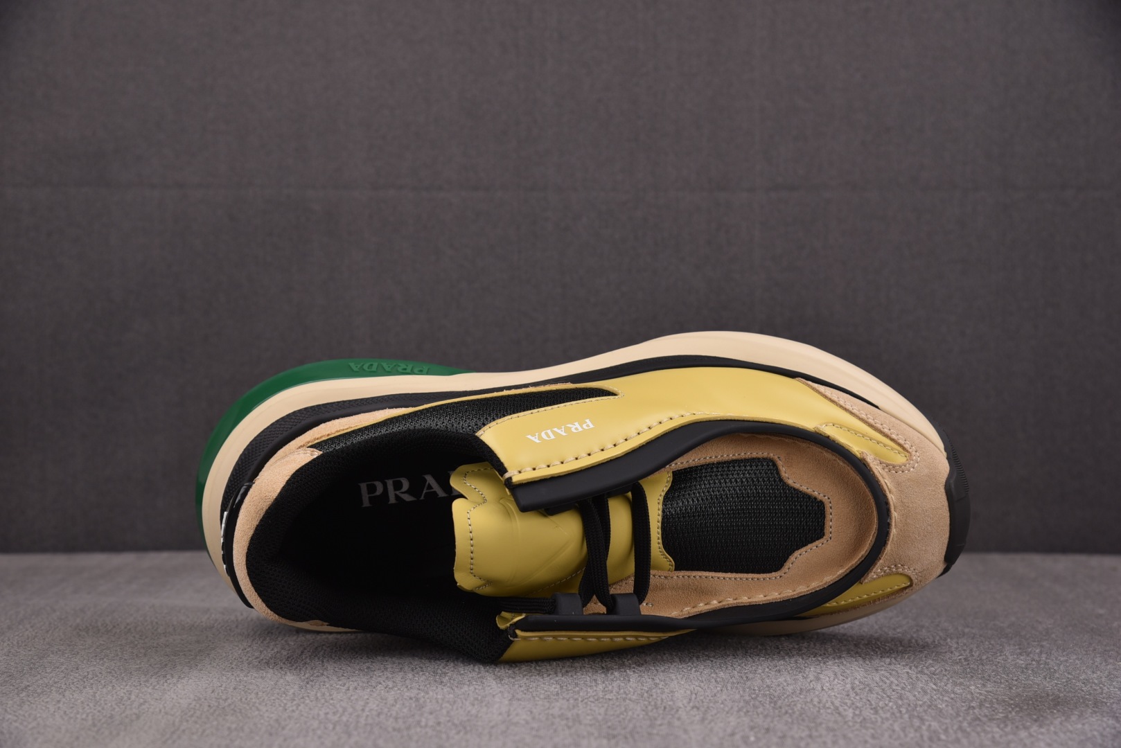 普拉达 尺码38-46

纯原出品-PRADA Systeme 抹茶绿 YZ022-1
尺码 38 39