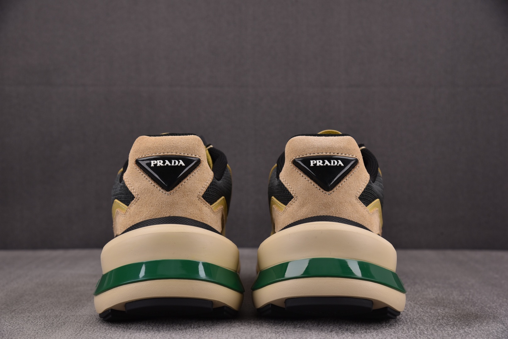 普拉达 尺码38-46

纯原出品-PRADA Systeme 抹茶绿 YZ022-1
尺码 38 39