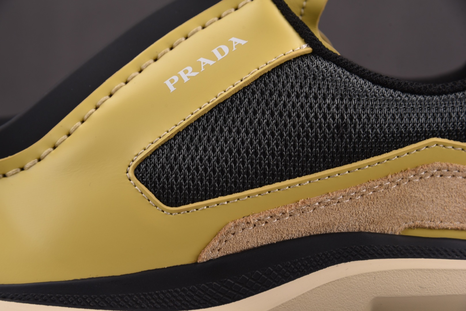 普拉达 尺码38-46

纯原出品-PRADA Systeme 抹茶绿 YZ022-1
尺码 38 39
