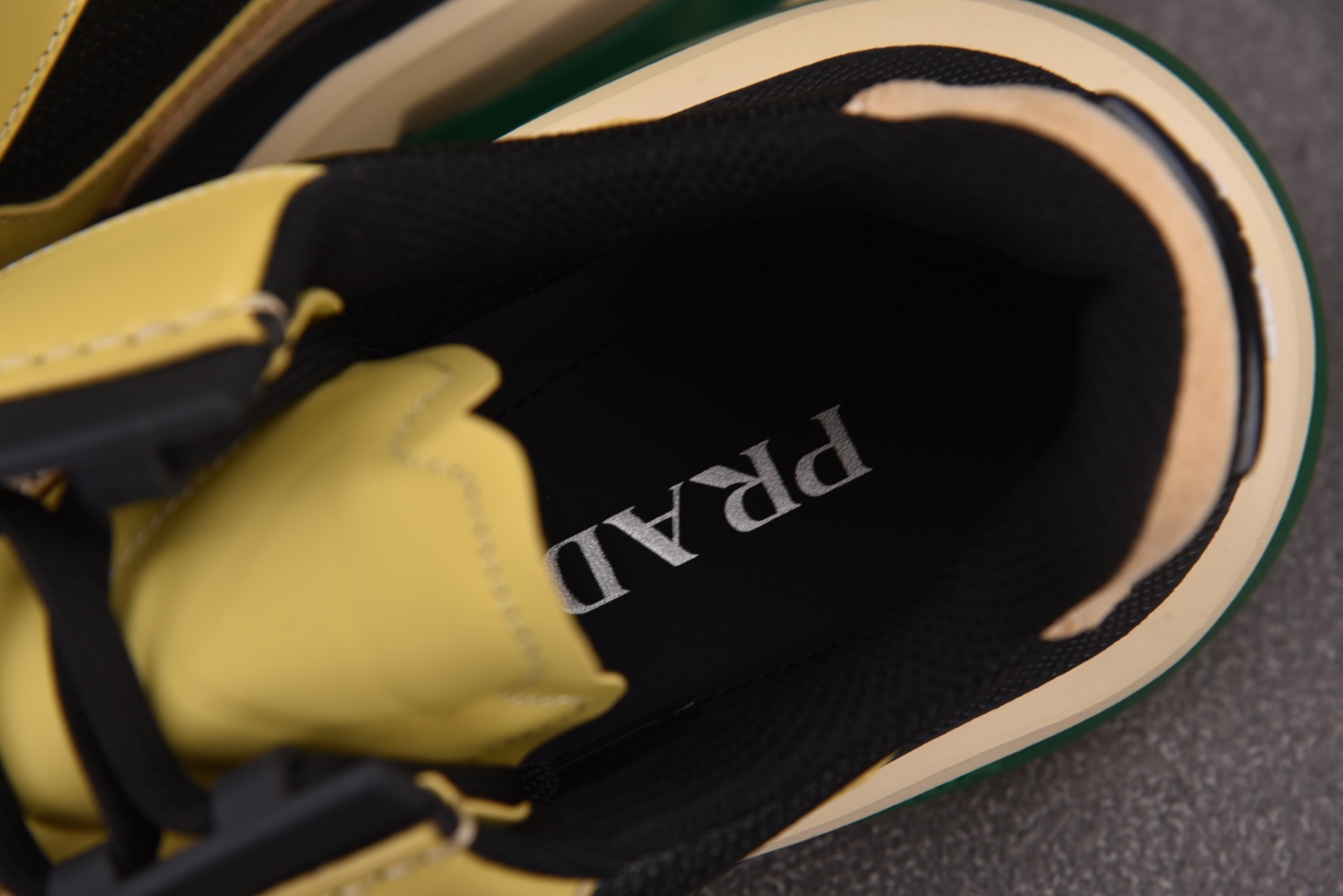 普拉达 尺码38-46

纯原出品-PRADA Systeme 抹茶绿 YZ022-1
尺码 38 39