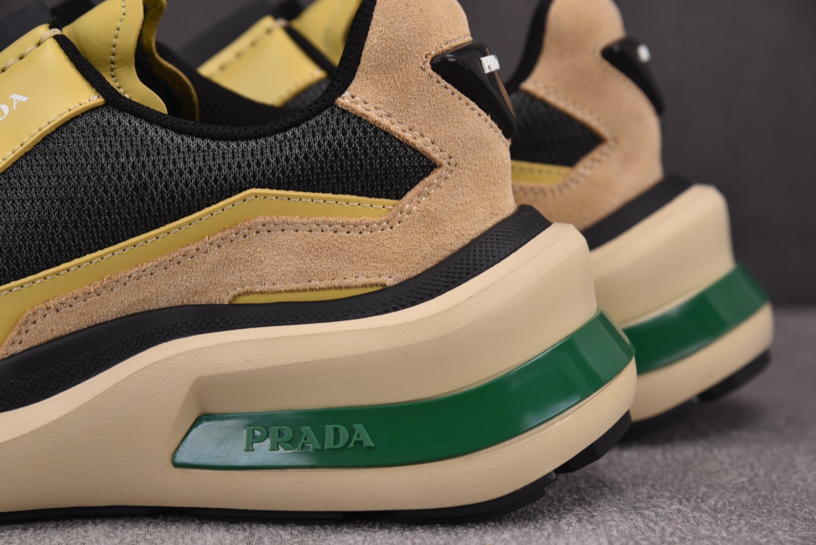 普拉达 尺码38-46

纯原出品-PRADA Systeme 抹茶绿 YZ022-1
尺码 38 39