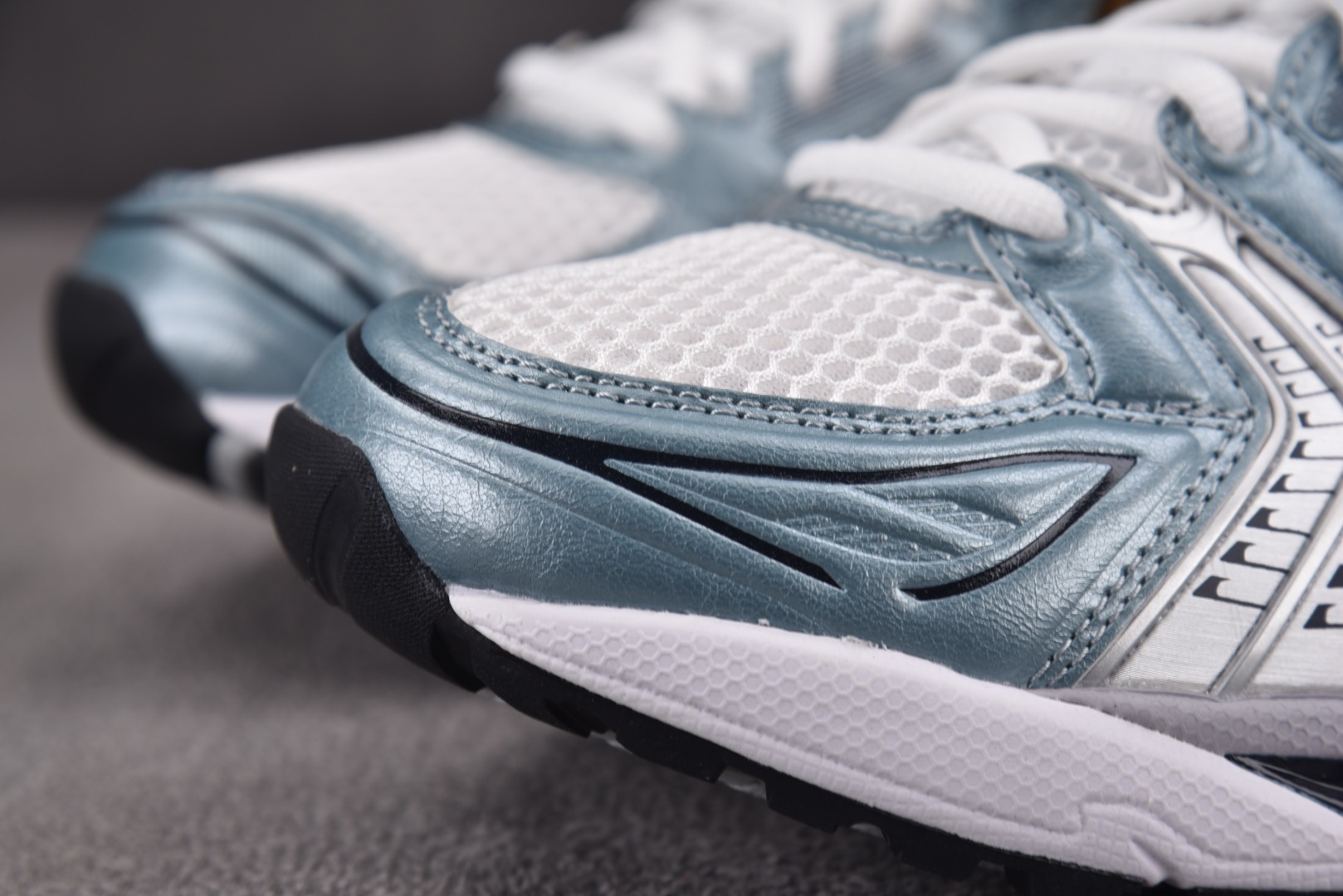 ASICS 尺码36-47

纯原版出品-ASICS Gel-Kayano 14 White Fjord