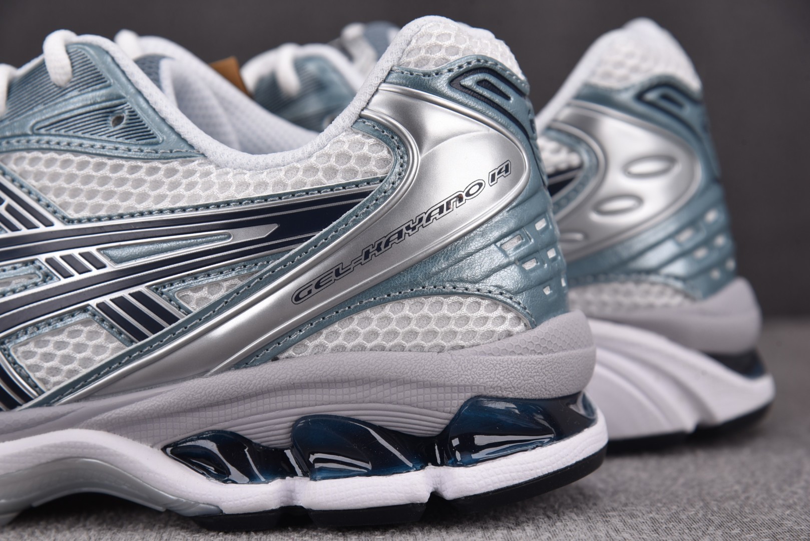 ASICS 尺码36-47

纯原版出品-ASICS Gel-Kayano 14 White Fjord