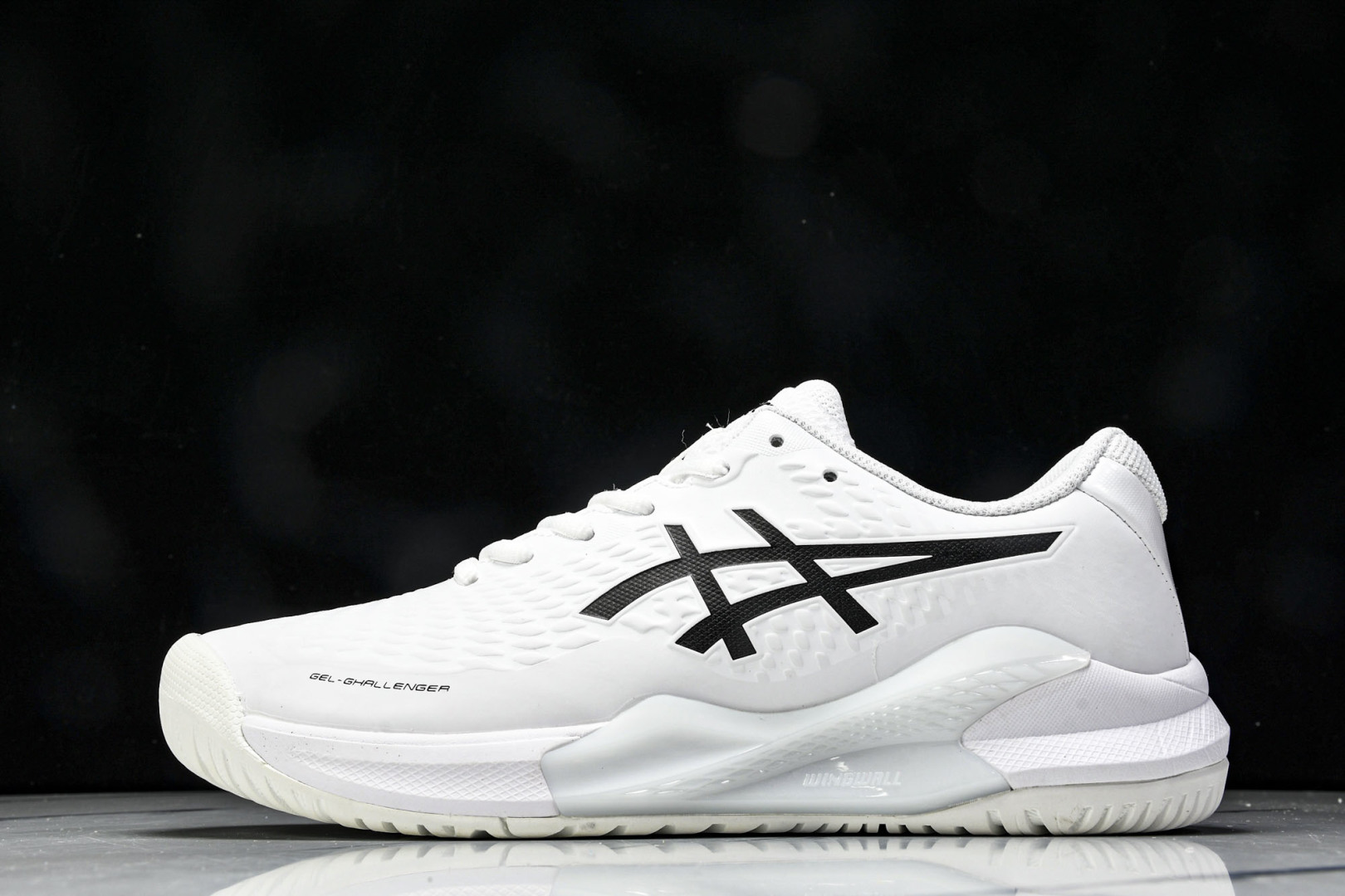  ASICS Gel- CHALLenge R 14  轻量化的网球鞋  前掌鞋底添加缓震胶 鞋表明采用