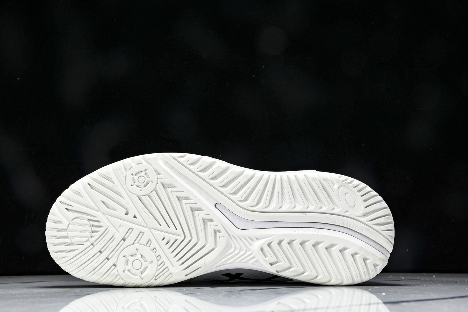  ASICS Gel- CHALLenge R 14  轻量化的网球鞋  前掌鞋底添加缓震胶 鞋表明采用