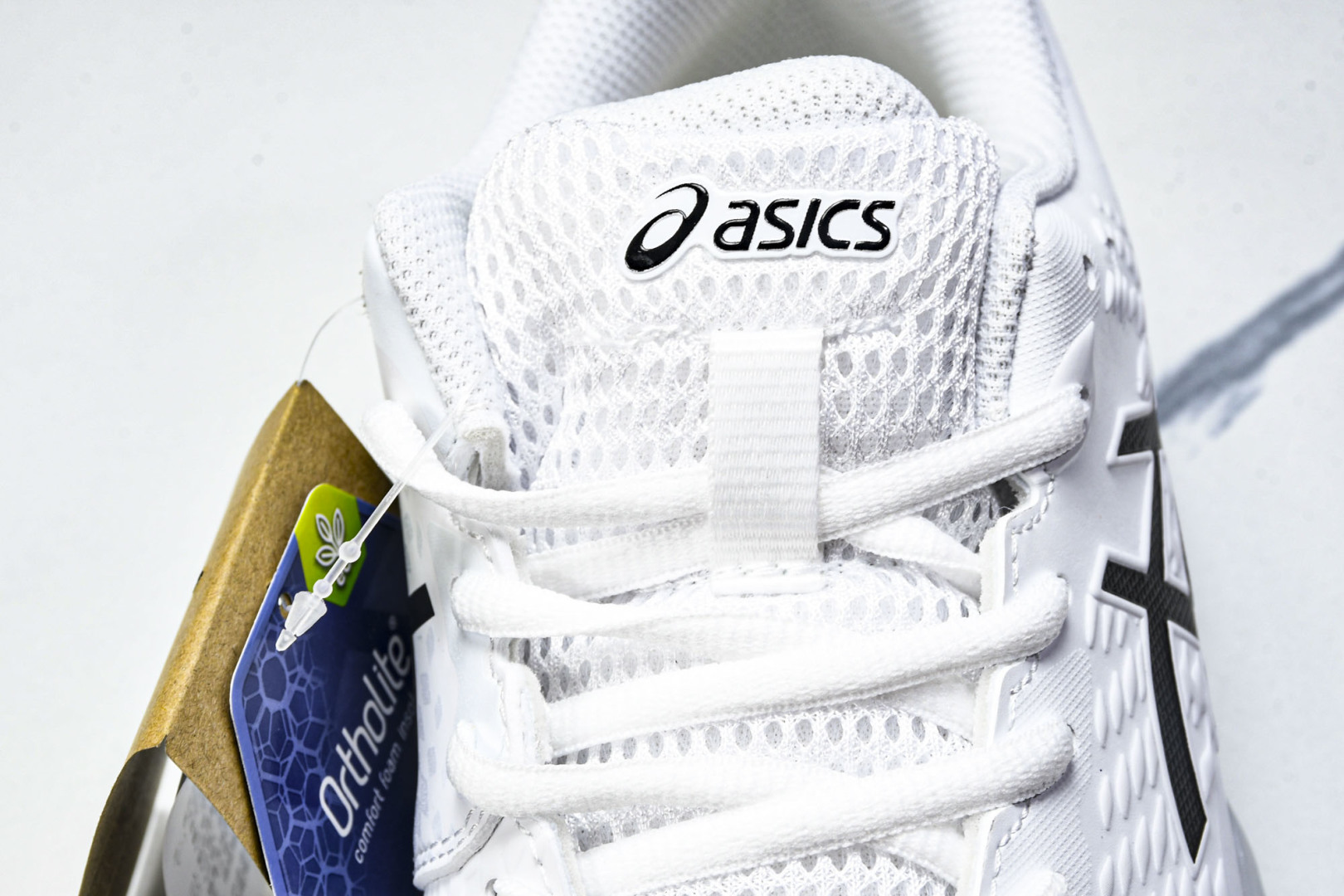 ASICS Gel- CHALLenge R 14  轻量化的网球鞋  前掌鞋底添加缓震胶 鞋表明采用