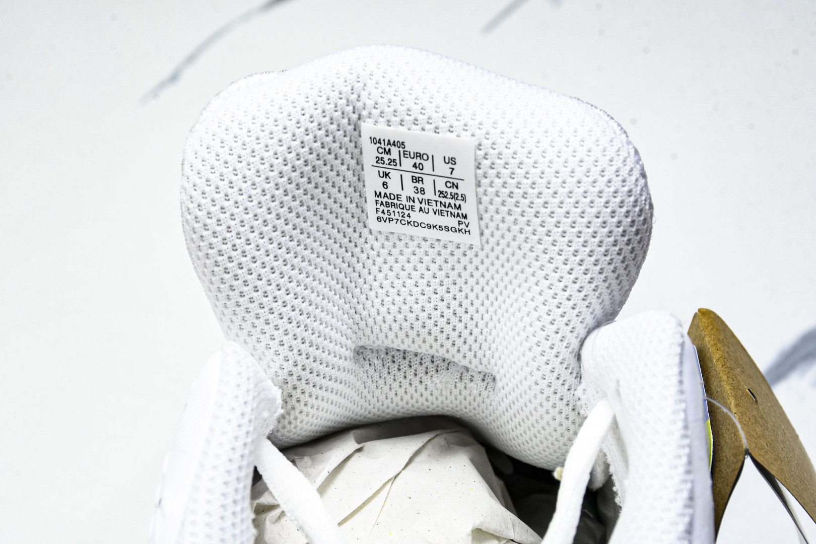  ASICS Gel- CHALLenge R 14  轻量化的网球鞋  前掌鞋底添加缓震胶 鞋表明采用