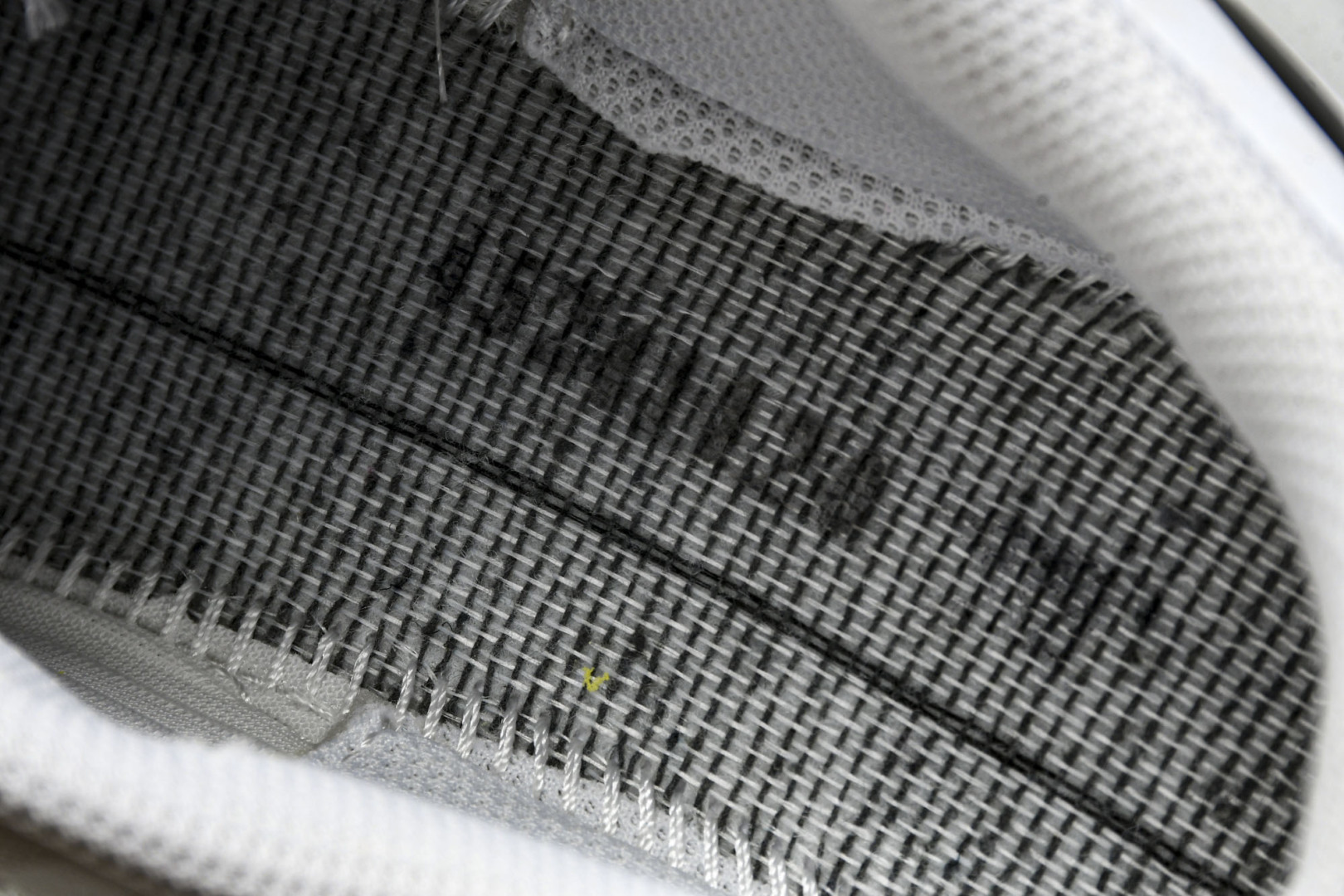  ASICS Gel- CHALLenge R 14  轻量化的网球鞋  前掌鞋底添加缓震胶 鞋表明采用