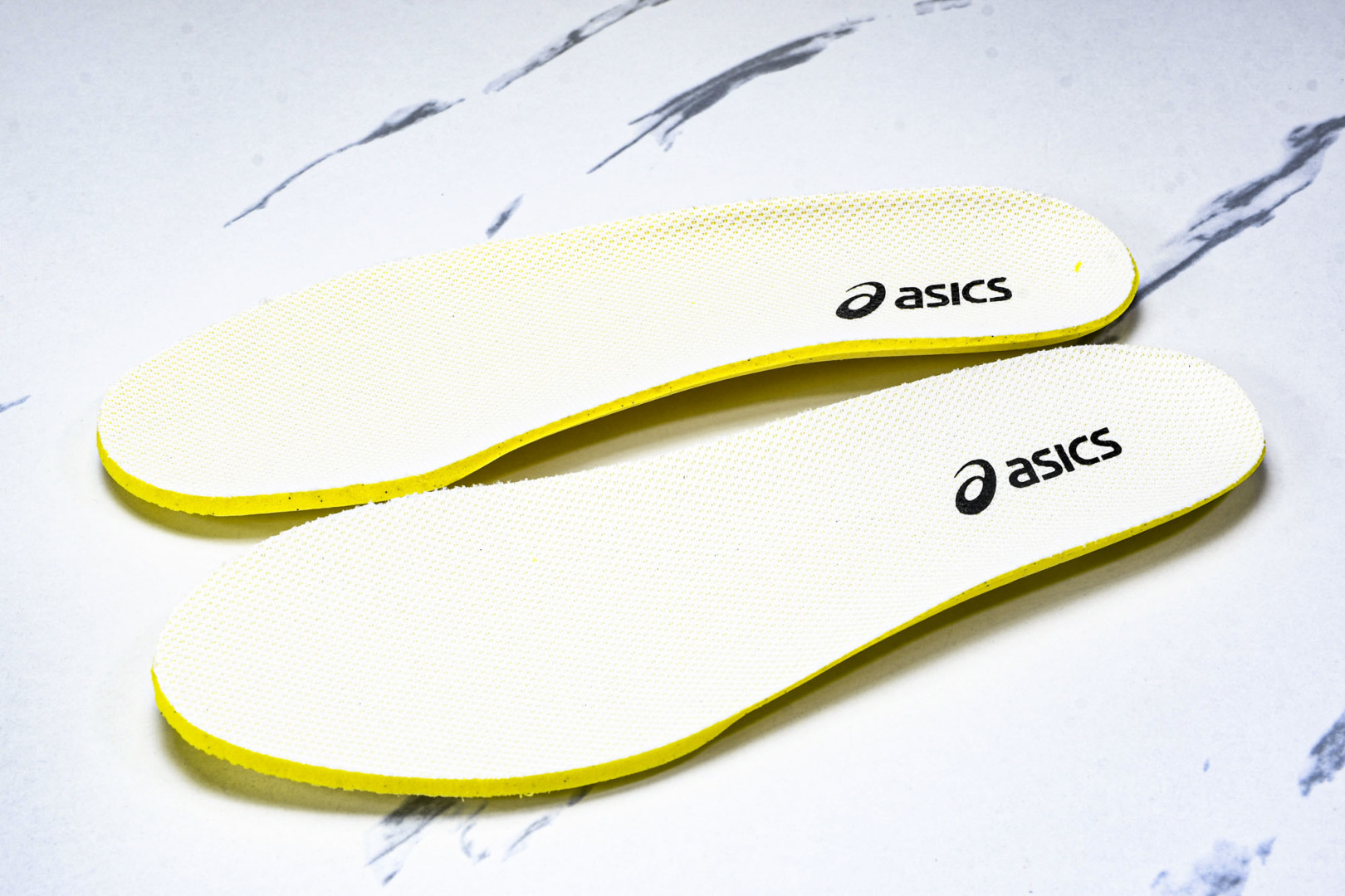  ASICS Gel- CHALLenge R 14  轻量化的网球鞋  前掌鞋底添加缓震胶 鞋表明采用